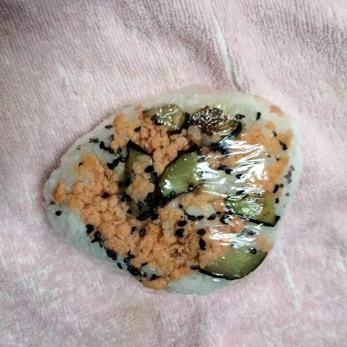 炒めたなす鮭フレーク黒ごま おにぎり